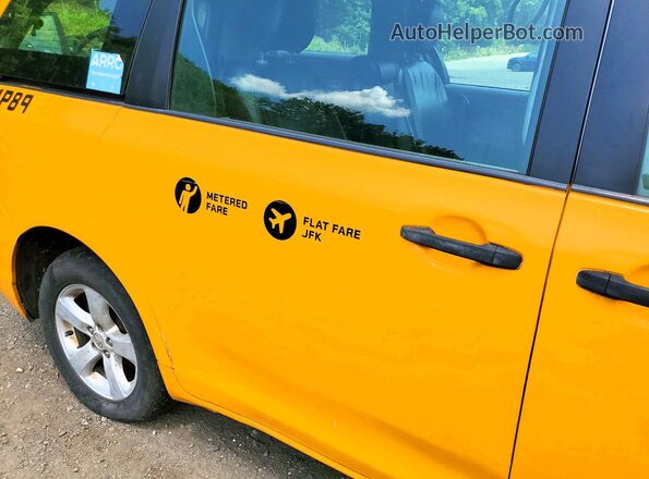 5TDZZ3DC2HS845895 2017 TOYOTA SIENNA Yellow Вид задньої частини салону