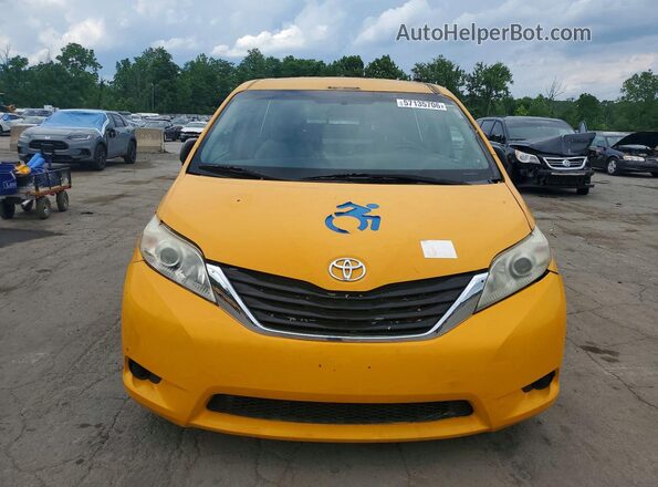 5TDZZ3DC2HS858730 2017 TOYOTA SIENNA Yellow Front view
