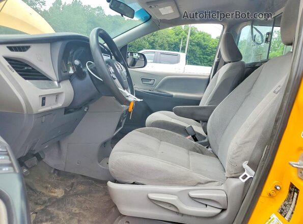 5TDZZ3DC2HS858730 2017 TOYOTA SIENNA Yellow Front interior view