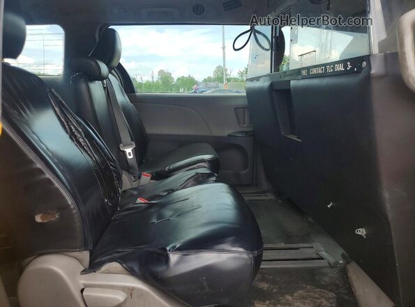 5TDZZ3DC2HS858730 2017 TOYOTA SIENNA Yellow Rear interior view