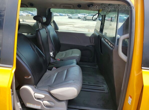 5TDZZ3DC3HS844531 2017 TOYOTA SIENNA Yellow Rear interior view