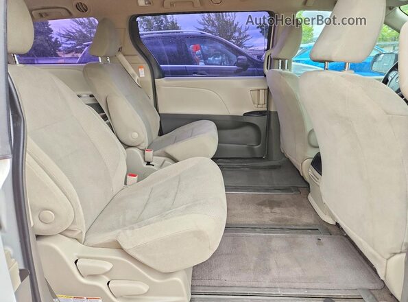 5TDZZ3DC3JS952718 2018 TOYOTA SIENNA White Vista interior trasera