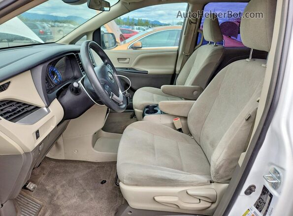 5TDZZ3DC3JS952718 2018 TOYOTA SIENNA White Vista interior delantera