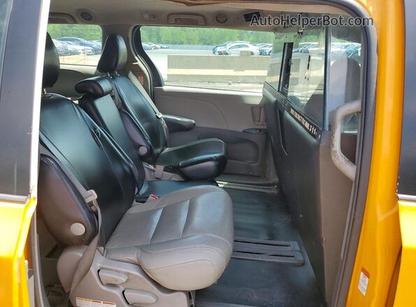 5TDZZ3DC5HS841176 2017 TOYOTA SIENNA Yellow Սալոնի հետևի տեսք