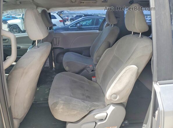 5TDZZ3DC5JS953269 2018 TOYOTA SIENNA Silver Widok wnętrza z tyłu