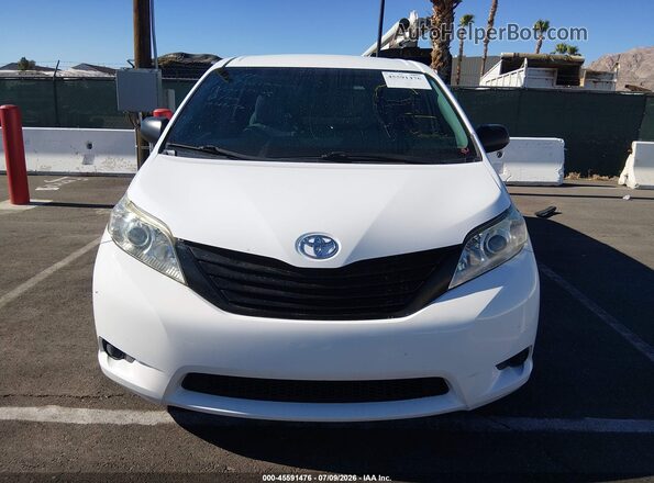 5TDZZ3DC6HS820840 2017 TOYOTA SIENNA White უკანა სალონის ხედი