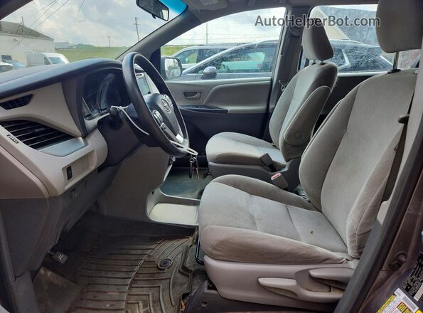 5TDZZ3DC6HS834835 2017 TOYOTA SIENNA Gray Widok wnętrza z przodu