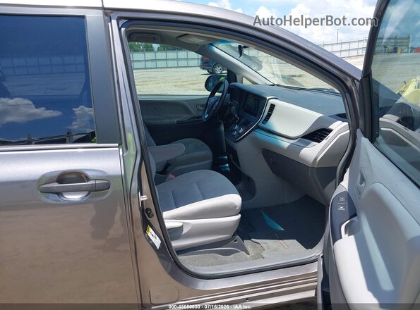 5TDZZ3DC9HS879042 2017 TOYOTA SIENNA Gray Widok wnętrza z przodu