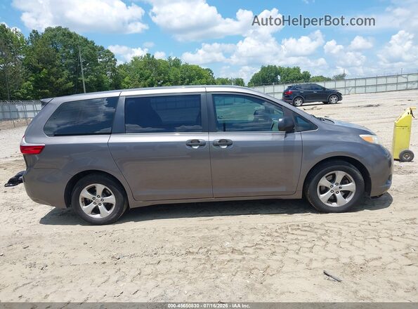 5TDZZ3DC9HS879042 2017 TOYOTA SIENNA Gray Widok wnętrza z tyłu