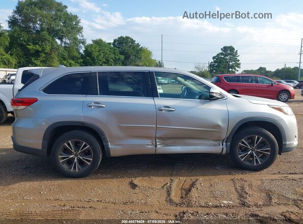 5TDZZRFH5HS229376 2017 TOYOTA HIGHLANDER White Vista interior trasera