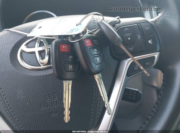 5TDZZRFH5HS229376 2017 TOYOTA HIGHLANDER White Vista del salpicadero