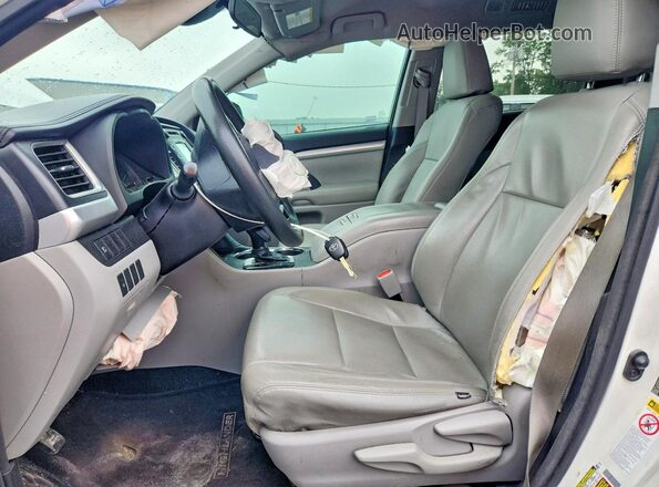 5TDZZRFH9HS193949 2017 TOYOTA HIGHLANDER White Front interior view