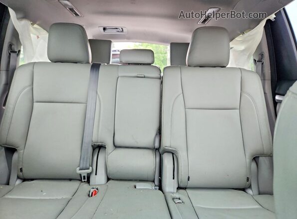 5TDZZRFH9HS193949 2017 TOYOTA HIGHLANDER White Rear seats view