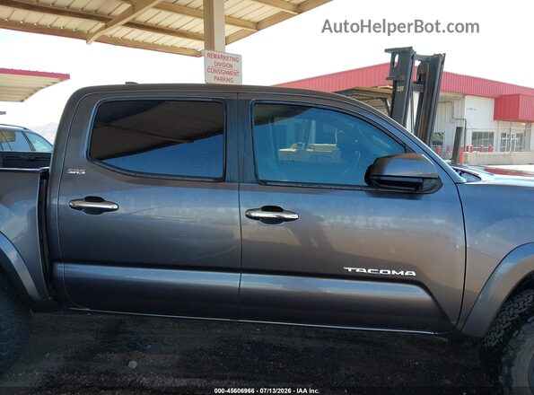 5TFAX5GN4HX093977 2017 TOYOTA TACOMA Gray Widok wnętrza z tyłu