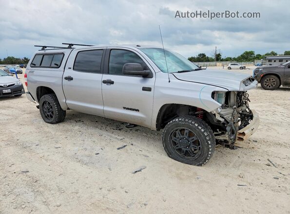 5TFDW5F18GX575185 2016 TOYOTA TUNDRA Серебряный Передняя правая четверть