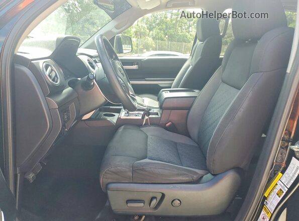 5TFEM5F10HX114073 2017 TOYOTA TUNDRA Black Widok wnętrza z przodu