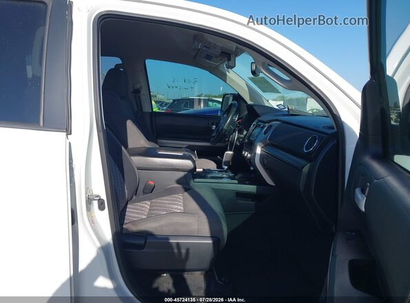5TFEM5F14KX135421 2019 TOYOTA TUNDRA Белый Вид салона спереди