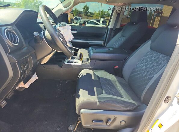 5TFEM5F14KX135872 2019 TOYOTA TUNDRA White Widok wnętrza z przodu