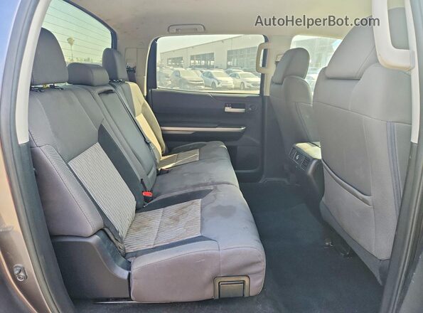 5TFEM5F16HX112070 2017 TOYOTA TUNDRA Gray Հետևի նստատեղերի տեսք