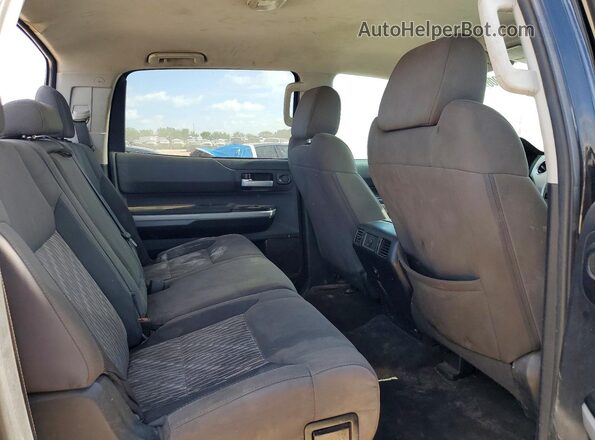 5TFEM5F17JX131958 2018 TOYOTA TUNDRA Black Widok tylnych siedzeń