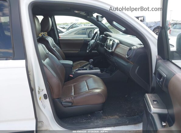 5TFEZ5CN5HX041775 2017 TOYOTA TACOMA White წინა სალონის ხედი