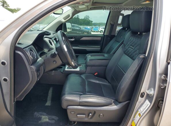 5TFGY5F13MX288307 2021 TOYOTA TUNDRA Серебряный Вид салона спереди