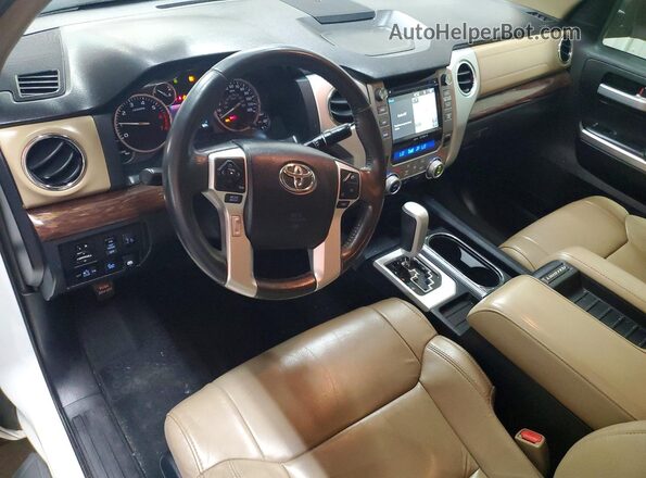 5TFHW5F10HX642770 2017 TOYOTA TUNDRA Белый Вид панели приборов