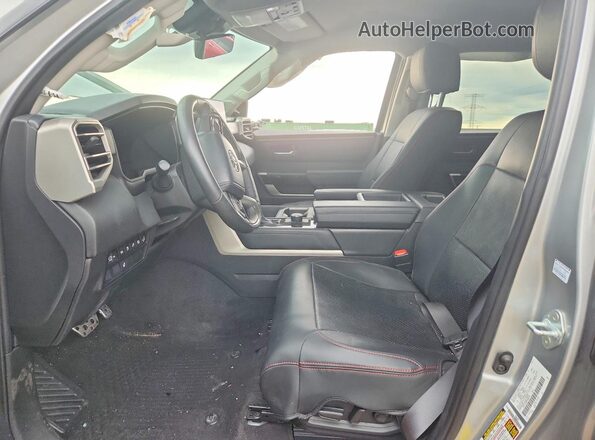 5TFJC5AB3PX002738 2023 TOYOTA TUNDRA Серебряный Вид салона спереди