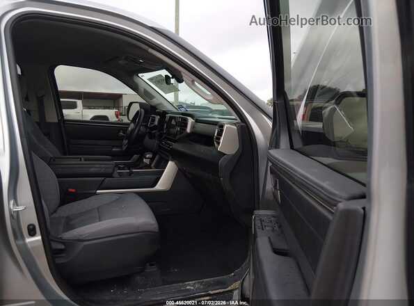 5TFLA5DB2RX183733 2024 TOYOTA TUNDRA Серебряный Вид салона спереди