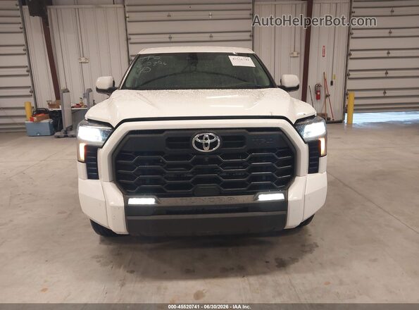 5TFLA5DB5PX086104 2023 TOYOTA TUNDRA White ხელსაწყოთა პანელის ხედი