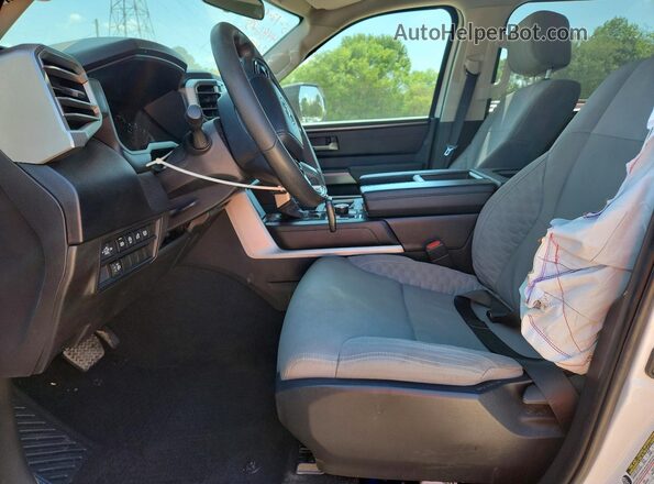 5TFLA5DBXRX218339 2024 TOYOTA TUNDRA Белый Вид салона спереди