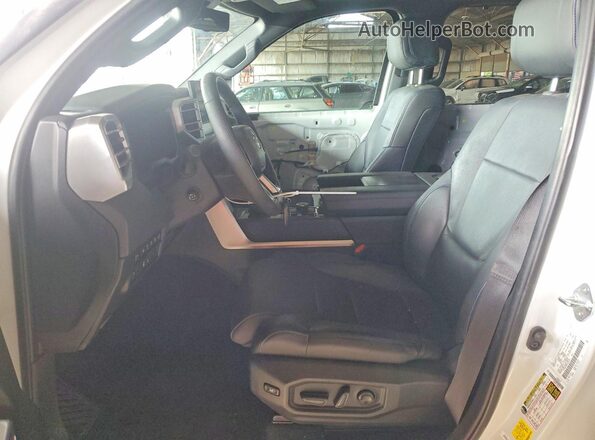5TFNA5DB5SX285168 2025 TOYOTA TUNDRA Белый Вид салона спереди