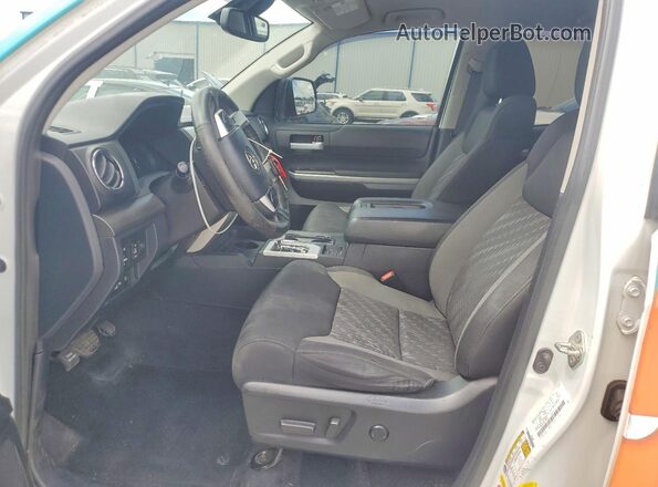5TFRM5F13KX137517 2019 TOYOTA TUNDRA Two Tone Front interior view