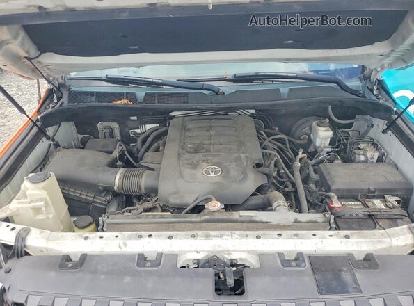 5TFRM5F13KX137517 2019 TOYOTA TUNDRA Two Tone Rear interior view