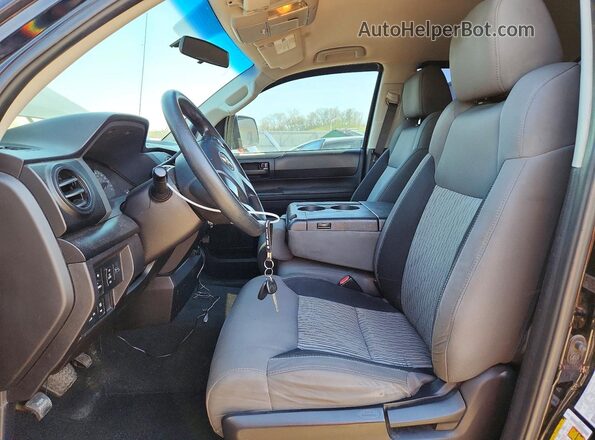 5TFRM5F18GX103306 2016 TOYOTA TUNDRA Черный Вид салона спереди