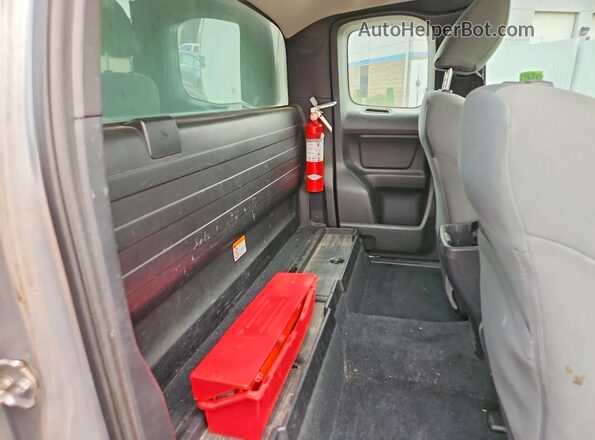 5TFRX5GN2JX127357 2018 TOYOTA TACOMA Silver Հետևի նստատեղերի տեսք