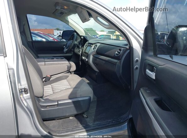 5TFUW5F11KX779769 2019 TOYOTA TUNDRA Silver Widok wnętrza z przodu