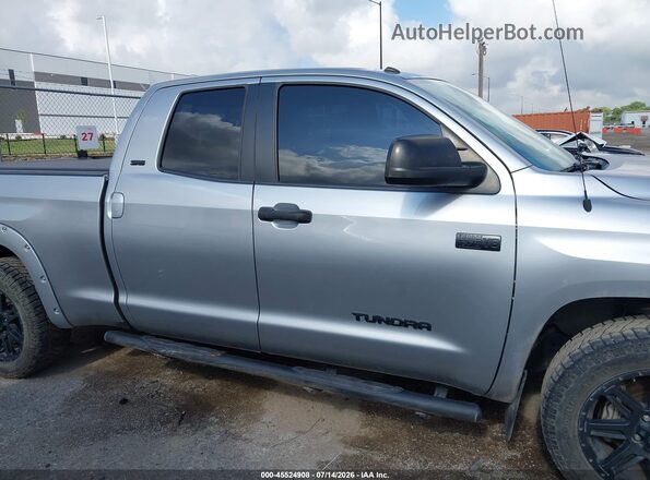 5TFUW5F11KX779769 2019 TOYOTA TUNDRA Silver Widok wnętrza z tyłu