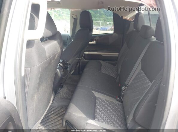 5TFUY5F11JX703333 2018 TOYOTA TUNDRA Silver VIN կոդի պիտակի տեսք