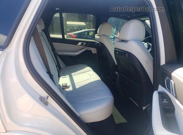 5UX13EU00R9T80712 2024 BMW X5 White Vista interior trasera