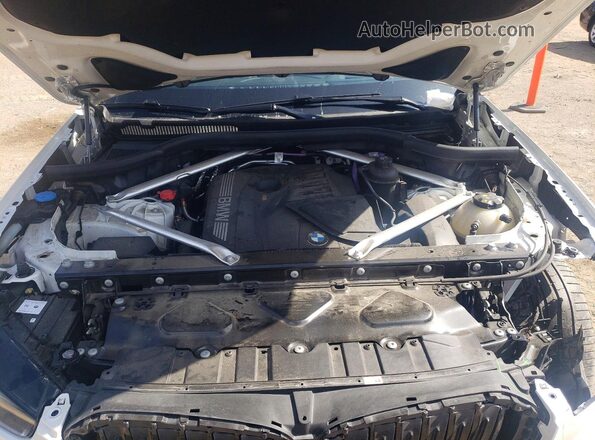 5UX13EU00R9T80712 2024 BMW X5 White Vista del compartimento del motor