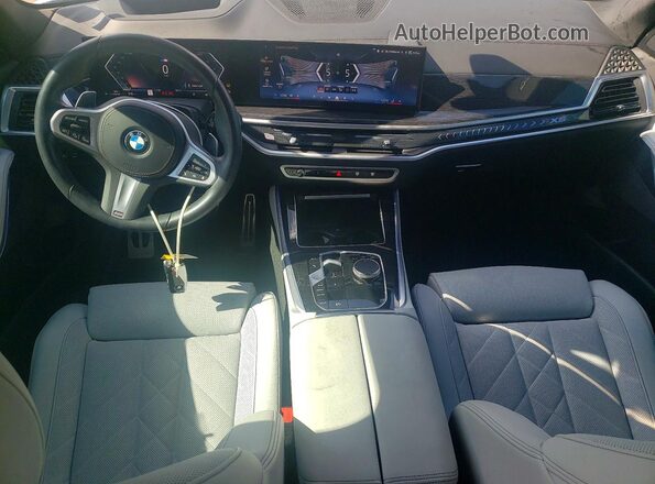 5UX13EU00R9T80712 2024 BMW X5 White Vista del salpicadero