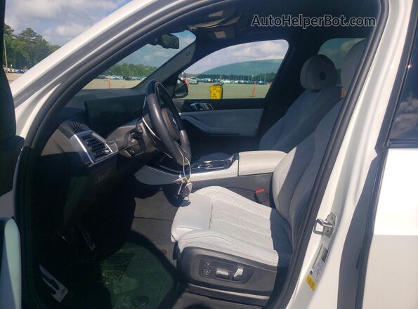5UX13EU00R9T80712 2024 BMW X5 White Vista interior delantera