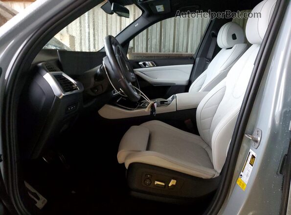 5UX13EU02R9U24290 2024 BMW X5 Gray Front interior view