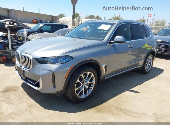 5UX13EU06S9Y91024 2025 BMW X5 Silver წინა მარცხენა ხედი სამი მეოთხედიდან