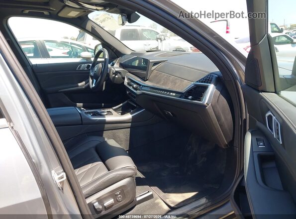 5UX13EU06S9Y91024 2025 BMW X5 Silver წინა სალონის ხედი