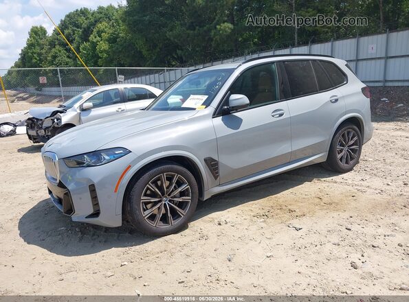 5UX13EU07S9Y41765 2025 BMW X5 Gray წინა მარცხენა ხედი სამი მეოთხედიდან