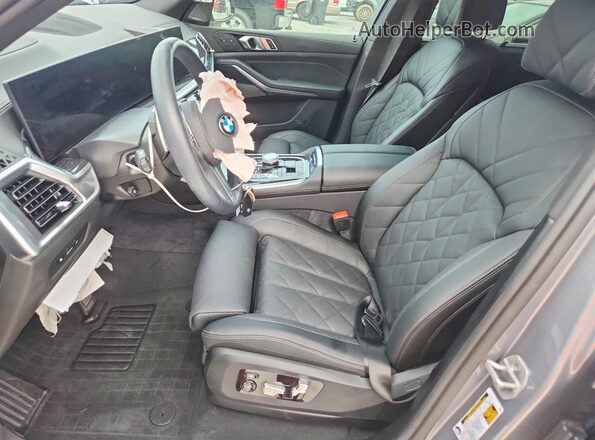 5UX13EU09T9313274 2026 BMW X5 Silver Widok wnętrza z przodu