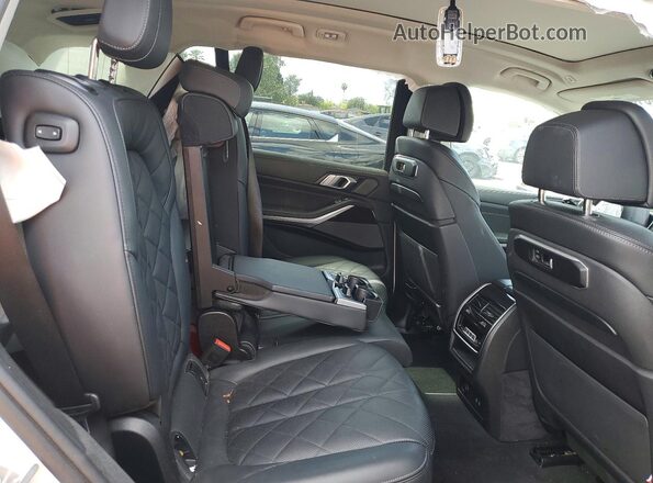 5UX23EM00R9T80911 2024 BMW X7 White Widok wnętrza z tyłu