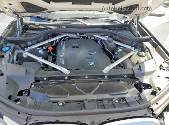5UX23EM00R9T80911 2024 BMW X7 White Widok komory silnika